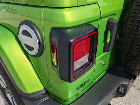 Used 2019 Jeep Wrangler Unlimited Sahara image 11