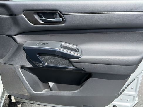 Used 2025 Nissan Pathfinder SV FWD image 33