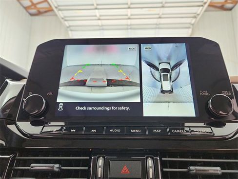 Used 2025 Nissan Pathfinder Platinum w/ Black Appearance Package image 32