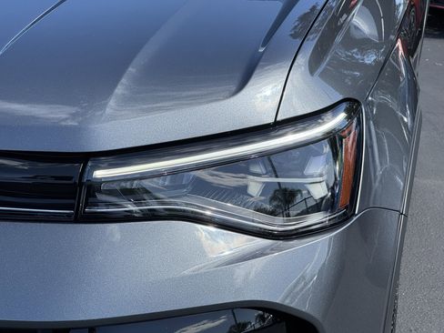 Used 2025 Volkswagen Taos SE AWD/4WD image 6