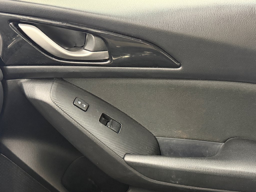 Used 2016 MAZDA MAZDA3 i Sport FWD image 22