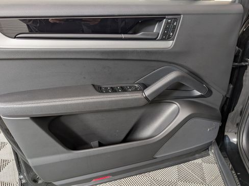 Used 2025 Porsche Cayenne image 16