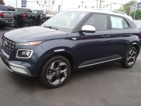 Used 2023 Hyundai Venue Limited w/ Cargo Package FWD image 1