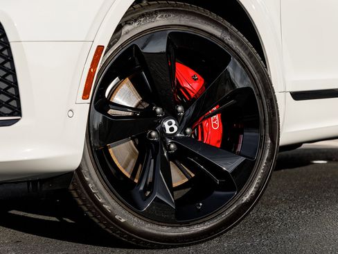 Used 2025 Bentley Bentayga image 22