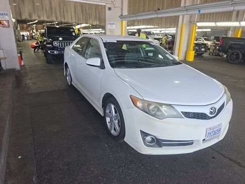 Used 2013 Toyota Camry SE FWD image 3