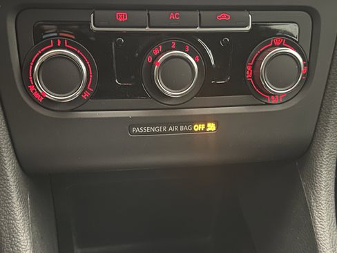 Used 2012 Volkswagen Golf 4-Door image 26