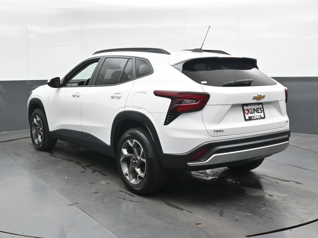 Used 2025 Chevrolet Trax LT w/ LT Convenience Package FWD image 11