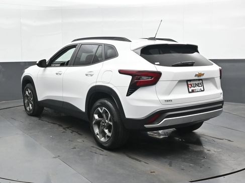 Used 2025 Chevrolet Trax LT w/ LT Convenience Package FWD image 11