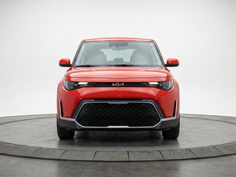 Used 2025 Kia Soul LX w/ LX Technology Package FWD image 2