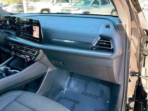 Used 2025 Chevrolet Traverse LT image 18