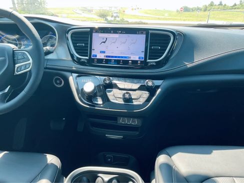 New 2025 Chrysler Pacifica Select image 23