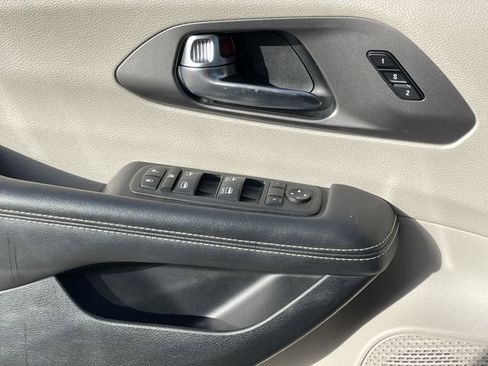 Used 2023 Chrysler Pacifica Touring-L image 22