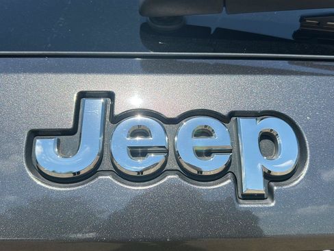 Used 2020 Jeep Grand Cherokee Overland AWD/4WD image 31
