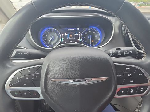 Used 2023 Chrysler Pacifica Touring-L FWD image 16