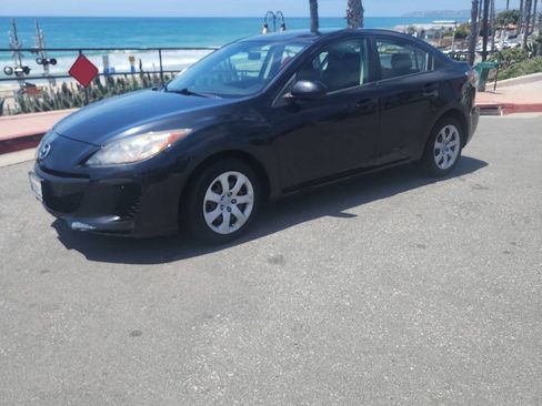 Used 2013 MAZDA MAZDA3 i SV w/ Convenience Pkg FWD image 2