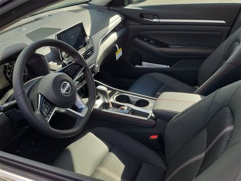 New 2025 Nissan Altima 2.5 SR image 9