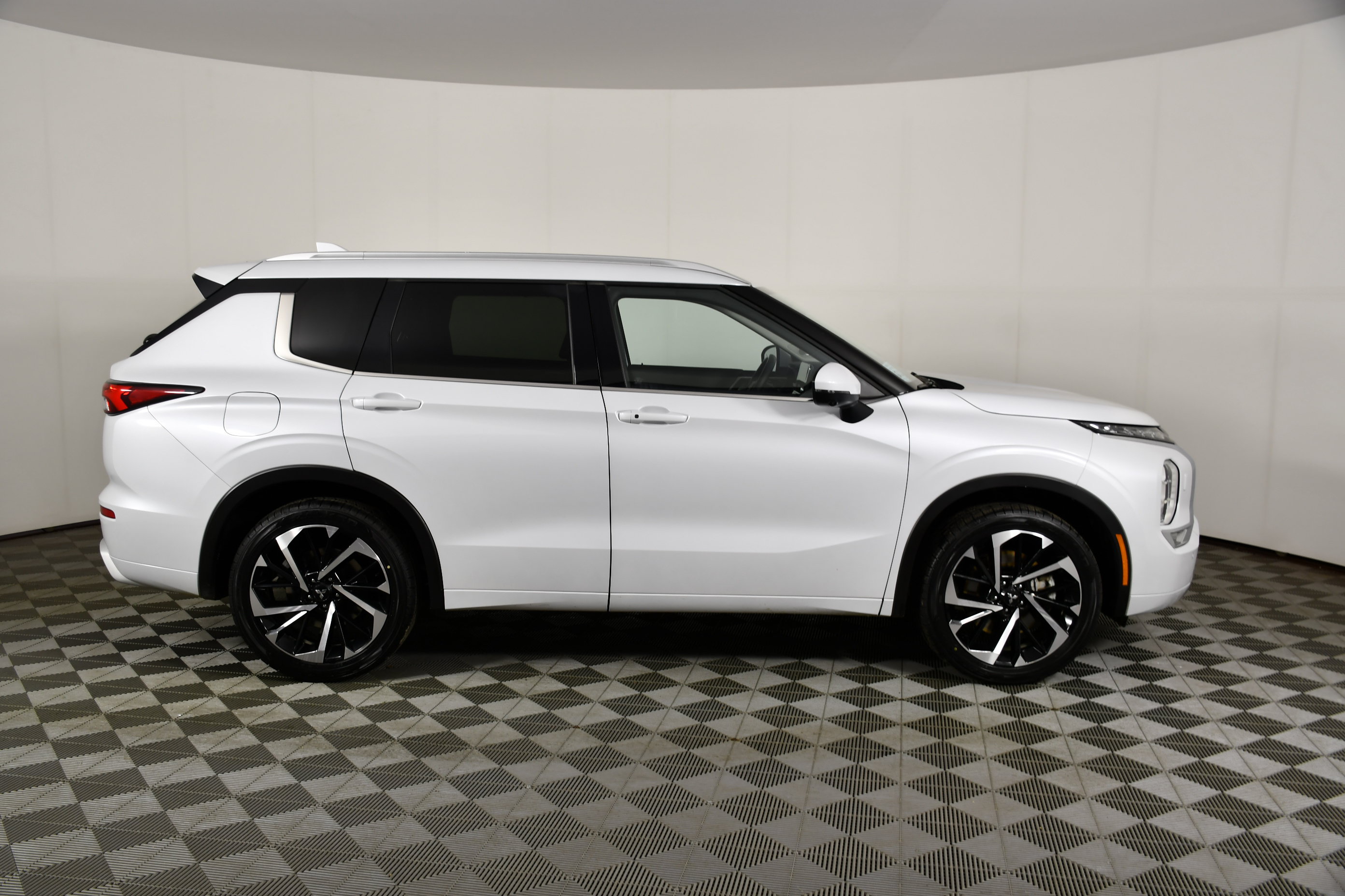 Used 2024 Mitsubishi Outlander SEL AWD/4WD image 5
