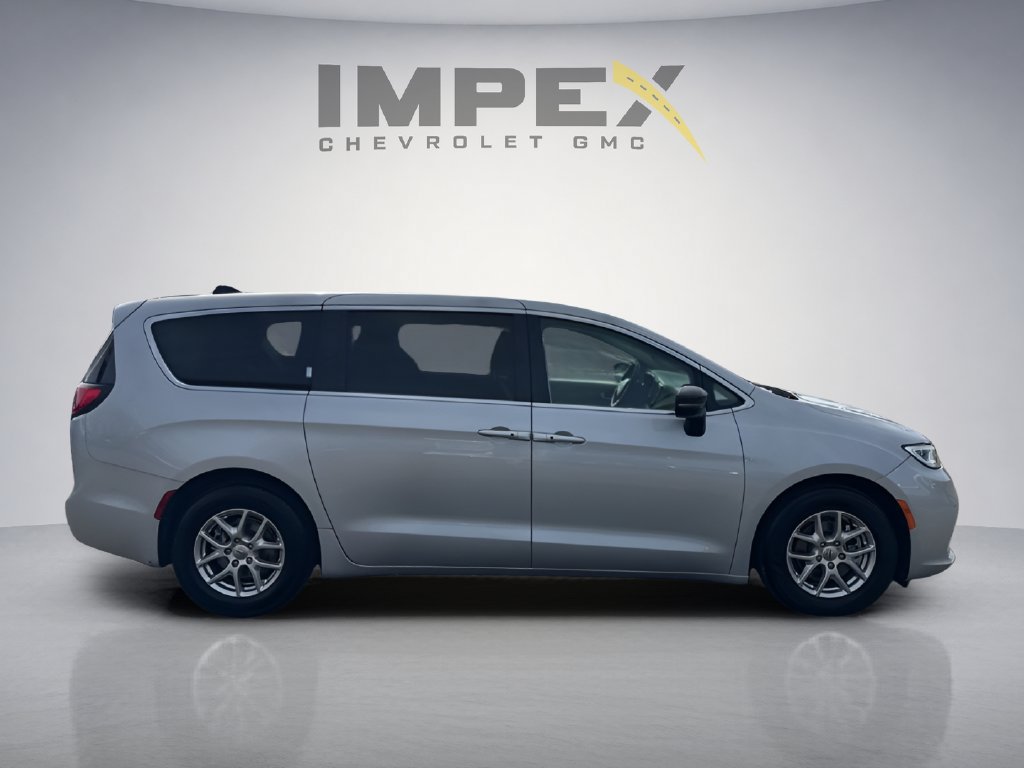 Used 2024 Chrysler Pacifica Touring-L FWD image 6
