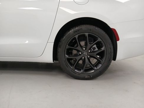 New 2026 Chrysler Pacifica Limited w/ Uconnect Theater Family Group image 17