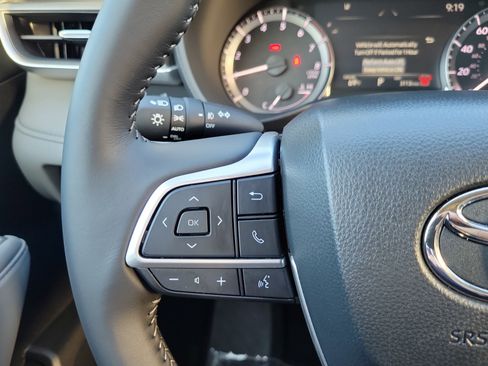 Used 2025 Toyota Highlander LE image 15