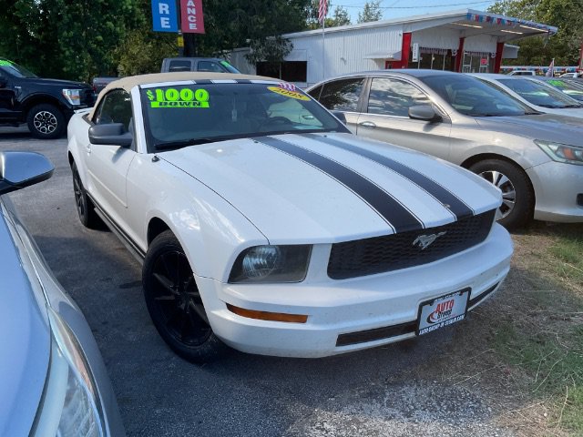 Used 2008 Ford Mustang Convertible RWD image 3