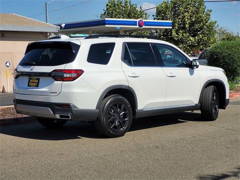 New 2025 Honda Pilot Touring image 5