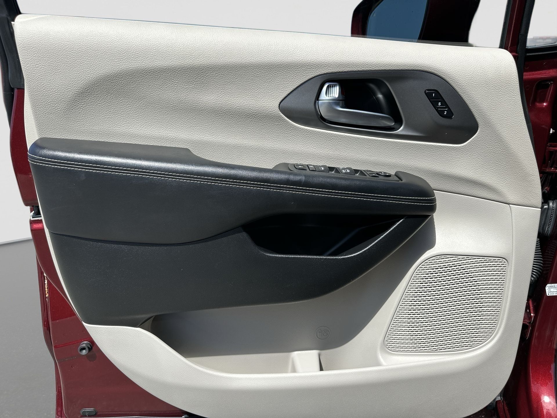 Used 2022 Chrysler Pacifica Touring-L AWD/4WD image 22