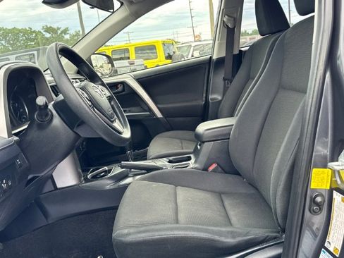 Used 2017 Toyota RAV4 LE AWD/4WD image 16