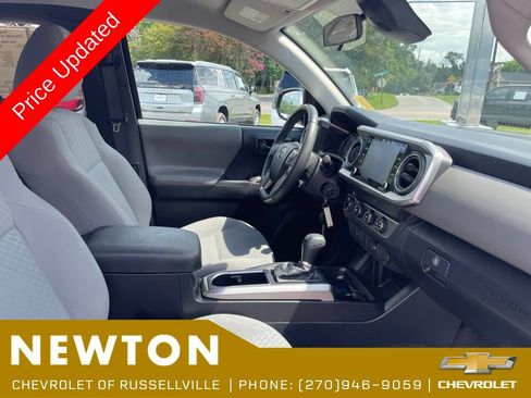 Used 2022 Toyota Tacoma SR5 w/ SR5 Appearance Package (SM) AWD/4WD image 17