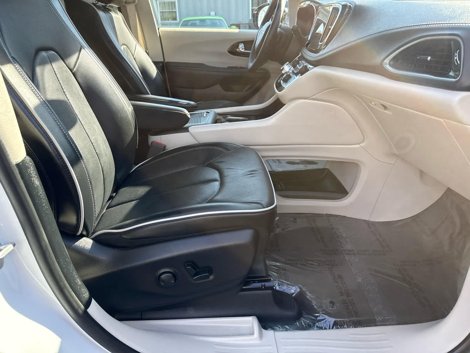 Used 2024 Chrysler Pacifica Limited w/ Uconnect Theater Family Group FWD image 12
