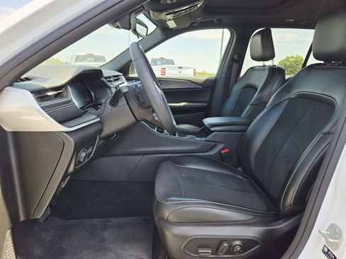 Used 2024 Jeep Grand Cherokee Altitude image 13