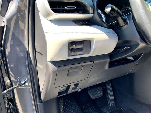 Used 2022 Toyota Highlander LE FWD image 35