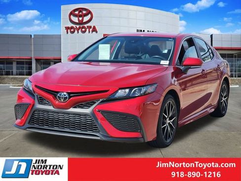 Used 2024 Toyota Camry SE image 3