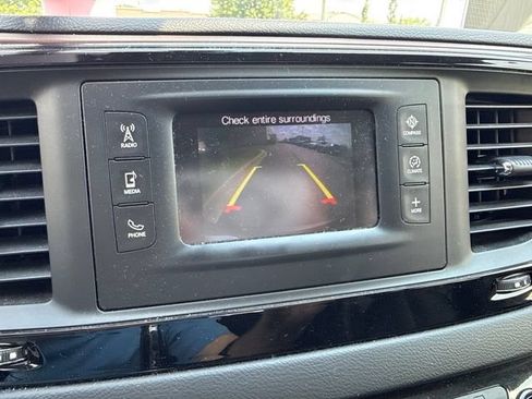Used 2017 Chrysler Pacifica Touring-L FWD image 8