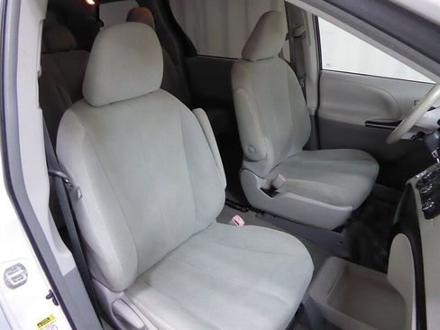 Used 2013 Toyota Sienna L image 20