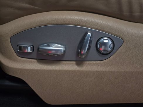 Certified 2025 Porsche Macan AWD/4WD image 37