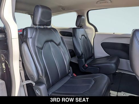 Used 2023 Chrysler Pacifica Touring-L FWD image 28