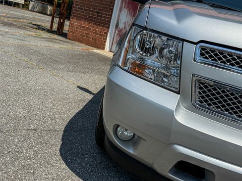 Used 2010 Chevrolet Avalanche LT w/ Luxury Package RWD image 10