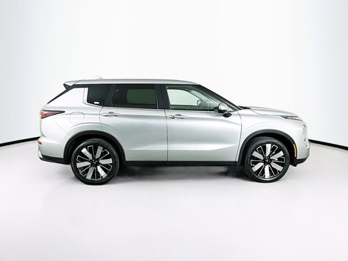 Used 2025 Mitsubishi Outlander SE image 10