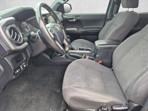 Used 2017 Toyota Tacoma TRD Off-Road w/ Premium & Technology Package AWD/4WD image 11