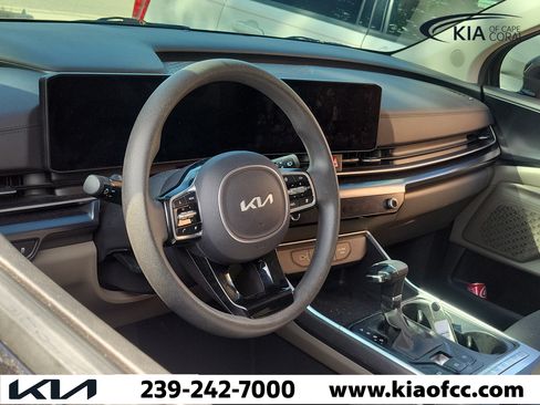 Used 2025 Kia Carnival LX FWD image 6