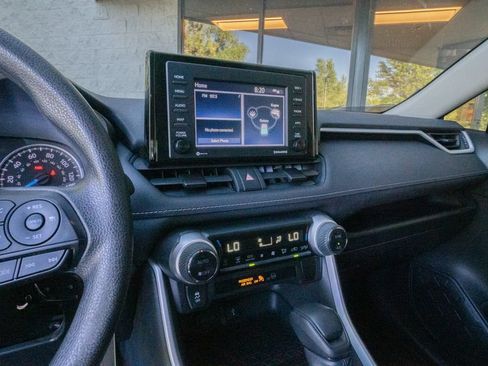 Used 2021 Toyota RAV4 LE AWD/4WD image 11