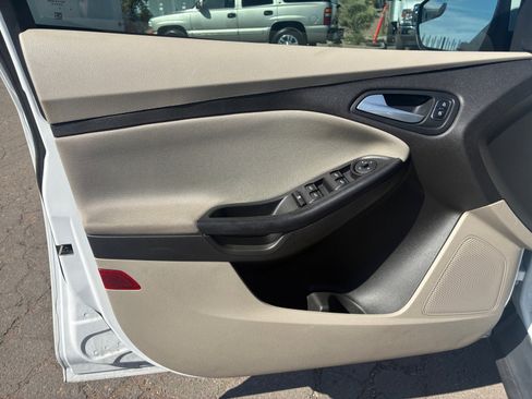 Used 2016 Ford Focus SE w/ SE Power Seat Package image 17