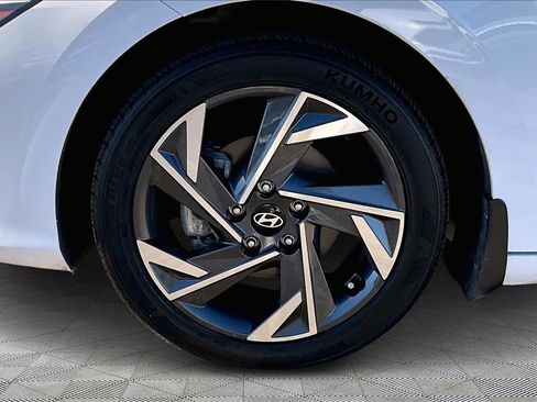 Used 2024 Hyundai Elantra SEL w/ Convenience Package image 9