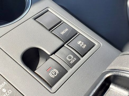 Used 2025 Toyota Highlander XLE image 32