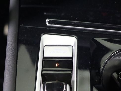 Used 2025 Volkswagen Atlas Peak Edition SE image 36