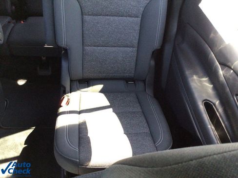 Used 2025 Chevrolet Traverse LT image 18