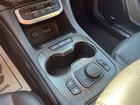 Used 2023 GMC Acadia SLT image 16