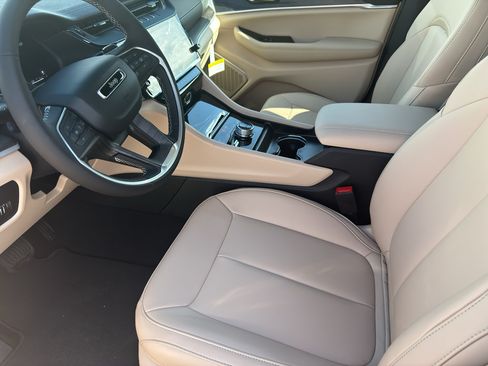 New 2026 Jeep Grand Cherokee L Limited w/ Limited Altitude Package AWD/4WD image 19