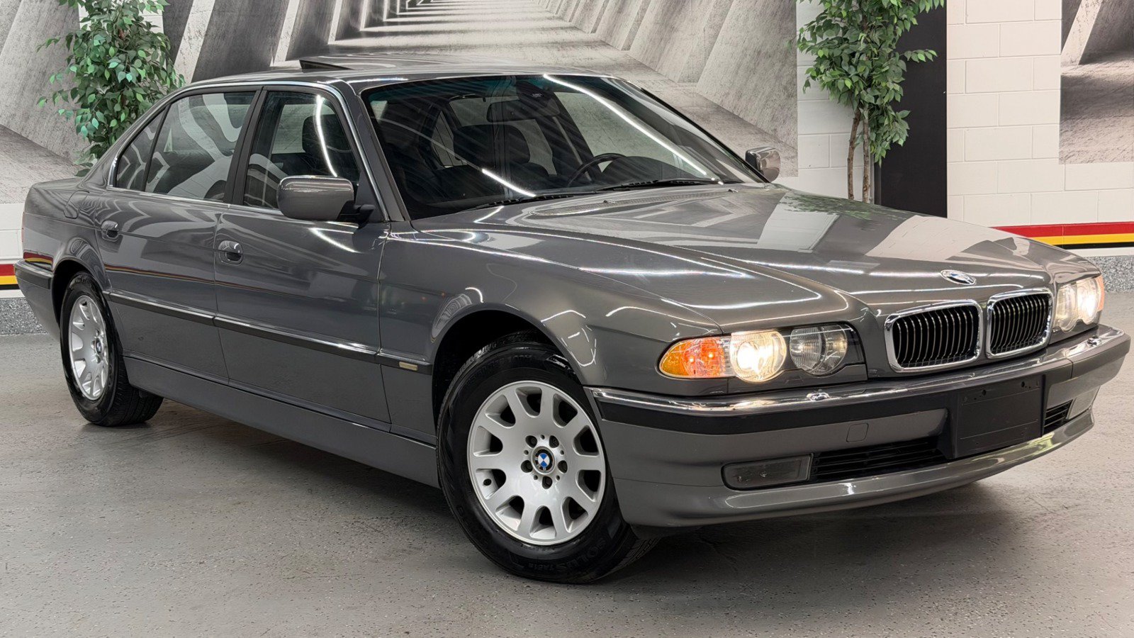 Used 2001 BMW 740iL RWD image 1